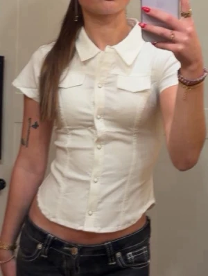 Vit  jeansskjorta - Snygg vit jeansskjorta från urban outfit Ny pris 520 kr. Ny med lappen kvar🤗