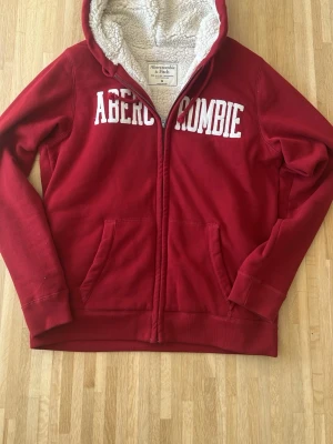 Sällsynt röd hoodie från Abercrombie & Fitch - Säljer en riktigt snygg hoodie från Abercrombie&fitch i en sällsynt modell. Storlek: M. 