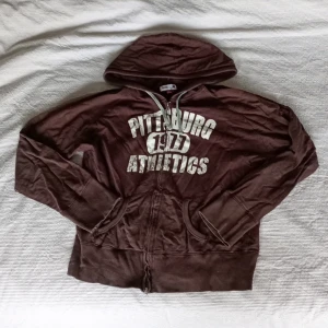 Vintage graphic zip up hoodie - Brun vintage zipup med tryck. Står XL men passar som S/M💕