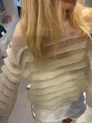 Slutsåld stickad tröja med volanger Gina Tricot 🤍 - Så snygg stickad tröja, aldrig använd då jag tyvärr inte hittat något tillfälle. Storlek Xs men skulle säga att den även passar S/M då den är ganska så ”luftig”. Ullblandning- så skön!