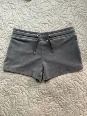 Gråa mjukisshorts  - Gråa mjukisshorts i bomull med snörning i midjan och två bakfickor. Från Gina Tricot Young i storlek 134/140. Utmärkt skick, medelmåttiga använda.