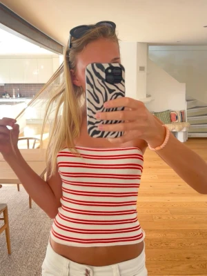 Randig tub topp - Snygg tub topp med röd-vita tänder från Gina tricot. Knappt använd