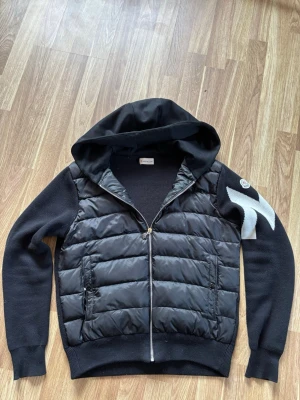 Moncler cardigan  - Super fin cardigan! Använd 2 månader ungefär men ingenting man tänker på. Skicket är som helt nytt. Kvaliten är super bra. Jackan är ungefär som helt ny!