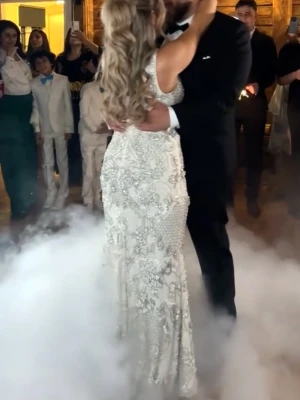 Vit/beige långklänning - Jag säljer denna klänning från ASOS som passar till många tillfällen såsom bal, bröllop, förlovning eller annan fest. Endast använd en gång i 3 timmar. Klänningen är även kemtvättad. Storlek 36  Nypris 4 689 kr