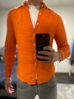 Orange linneskjorta från Ralph Lauren - Tok Snygg linneskjorta från Ralph Lauren! Schysst som fan till sommaren. Storlek S, Modell 193cm - 85kg - Bär storlek M. Skriv vid frågor/funderingar 😇