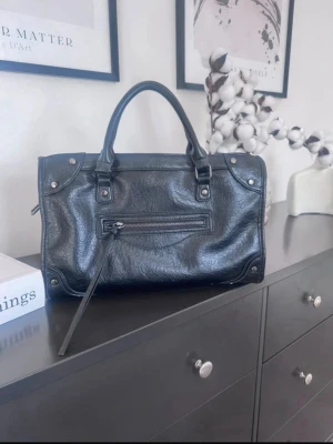 Handväska  - Handväska - large bag, från Gina Tricot. Knappt använd. Jättefint skick både på insidan och utsidan. Avtagbart axelband (oanvändt) medföljer. NYRPRIS 499kr. MÅTT: H24 X B37 X D12