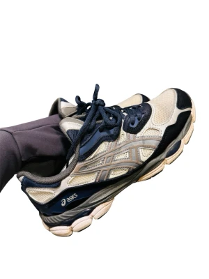Asics gel Nyc vit och blå skor - Säljer ett par Asics gel Nyc vit och blå köpta från vinted. Säljaren påstår att han köpte dom äkta från fyndiq men jag vet inte om det stämmer. Hur som helst så tycker jag att skorna är i topp kvalité. Jag har haft dom några månader och dom har klarat sig utmärkt. Storlek skulle jag säga är mer mot 43. Pris kan diskuteras.