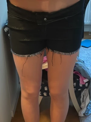 Mini shorts - Snygga glittriga mini shorts med lite slitningar så snygga!