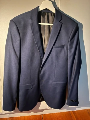 Jack & Jones kavaj  - Säljer nu min Jack & Jones kavaj då den blivit för liten, den är använda fåtalgånger max 3 så den är som i ny skick!  Köpt på jack & Jones butiken för två år sen så har tyvär inte kvar kvitto!                        Skriv gärna vid funderinga!    MVH 