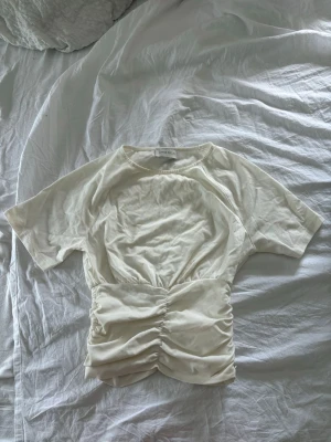 Vit topp från Anna Field - Säljer denna söta toppen från Anna Field i storlek XS! Toppen har en fin passform och passar perfekt till alla tillfällen! Packas och postas säkert!💓