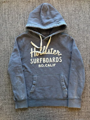 Hollister hoodie ~ vintage  - Sjukt eftertraktad Hollister hoodie ~ 2000’s modell som inte längre produceras | st M/true size | Rekomenderad längd mellan 174–184cm | färg marinblå | klassisk passform | OBS kan gå ner lite i pris vid snabb affär! 🏄