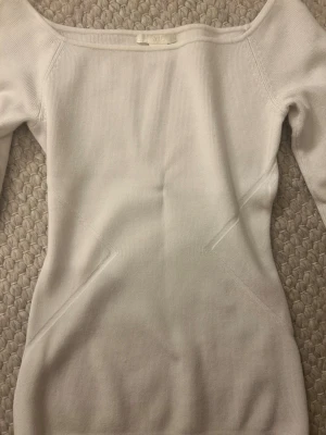 Vit topp H&M - Säljer en jättefin tröja från hm med bred halsrigning och en fin passform 💗💗💗kommer ej till användning 