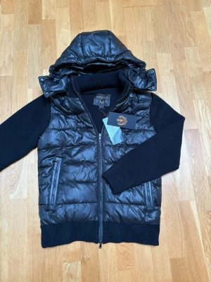 Leon Marcel cardigan  - Säljer nu denna riktigt feta cardigan från Leon Marcel. Den är riktigt snygg och populär och passar till de flesta väder, det går såklart också att ta av o på luvan. Storlek är M. Skicket är i stort sett nyskick, då den bara testats några gånger 😁🙌  Hör av er vid frågor eller funderingar 🤝👌🏻