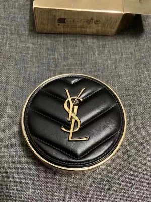 YSL Cushion Foundation svart/guld - Lyxig cushion foundation från Yves Saint Laurent i en rund svart dosa med gulddetaljer och YSL-logga. 5G i nyansen ”20”.  * Ingår även en ysl sminkpuff (se bild 2). Dosan har quiltad läderlook och spegel på insidan, perfekt för touch-ups. Ger en elegant känsla och är enkel att ta med i väskan😍 oöppnad.