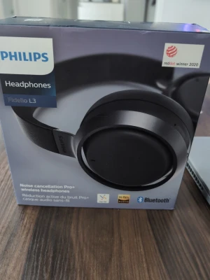 Philips Fidelio L3 trådlösa hörlurar - Philips Fidelio L3 är trådlösa over-ear hörlurar i svart med aktiv brusreducering, Hi-Res Audio och Bluetooth. De har en stilren, rund design och mjuka öronkuddar för extra komfort. Perfekta för musik och gaming med grymt ljud och modern look.