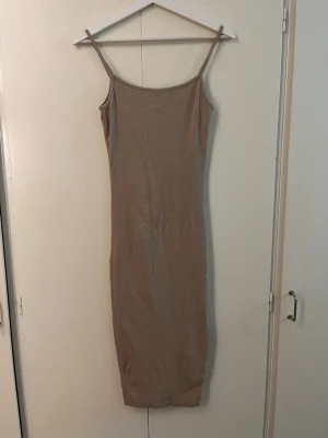 Begie lång klänning - En Begie lång klänning med en liten slits. Från New Yorker i storlek 34/XS. I toppen skick då den knappt är använd.💛