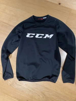 CCM svart tröja storlek xs - Fin svaret ccm tröja i storlek xs. Material 94% polyester och 6% elastan.