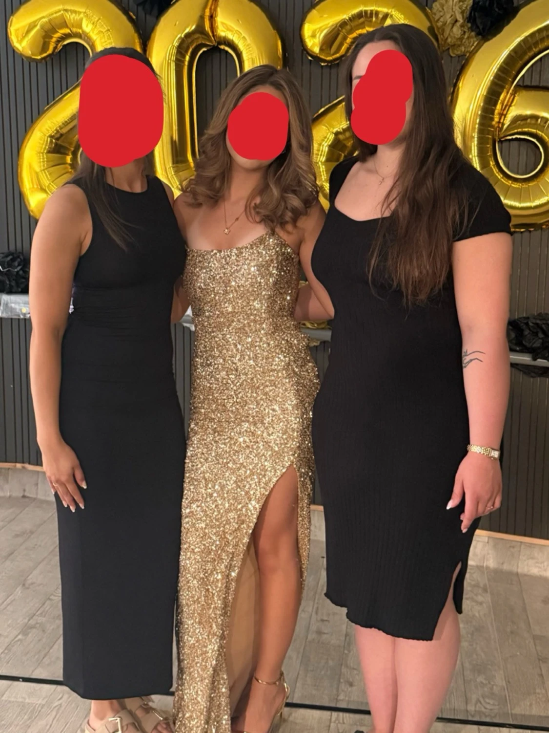Glittrig guldklänning med slits