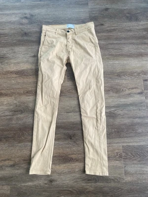Velour by nostalgia chinos - slim fit - Säljer ett par stiliga velour chinos. De är bekväma och moderna som är till en uppklädd look. Byxorna är i ett mycket bra skick med inget slitage.