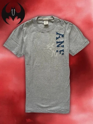 Vintage Abercrombie & fitch T-shirt - Säljer denna sällsynta och eftertraktade Abercrombie & Fitch shirt | Mycket bra skick | Size S/M | Längd: 66cm Bröstvidd: 50cm | Skyltdocka: M - 48 cm axlar, 75 cm midja | Lägg endast bud med avsikt att köpa nu, inga fördröjning!  