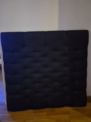 Svart sänggavel i tyg - Säljer en stilren svart sänggavel med vadderad och knapptuftad framsida. Sänggaveln är klädd i ett mjukt tygmaterial och har en rektangulär form. Perfekt för att ge sovrummet en modern och mysig känsla. Obs endast avhämtning.