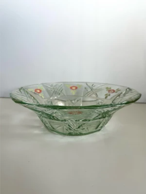 Dekorativ glasskål med handmålade blommor - Glasskål / fruktfat i ljusgrönt glas med ett härligt handmålat blommönster i rött, gult och grönt. Skålen har en räfflad design och en stjärnformad botten. 23cm i diameter och 7cm högt. Vackert fat / skål med många användningsområden. Mycket gott skick, som nytt!
