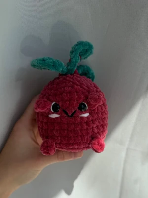 Virkad rödbeta❣️ - En söt liten virkad rödbeta, den är 8cm på bredden och 9cm på höjden (utan bladen)❤️