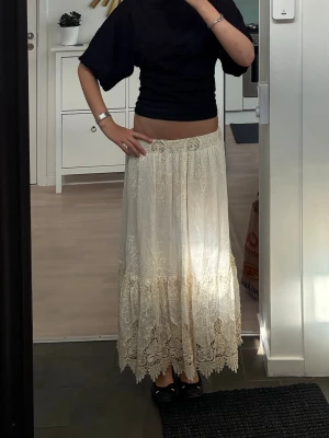 Jättefin kjol  - Jättefin kjol i mycket bra skick. Köpt i en liten butik i Grekland😍Passar storlek xs och s 