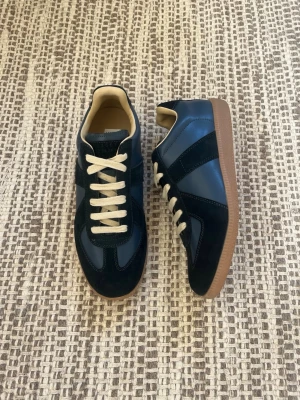 Maison margiela gats 43 - Säljer dessa sparsamt använda Maison margiela, har även fräschat upp dom med tvätt, storlek 43.