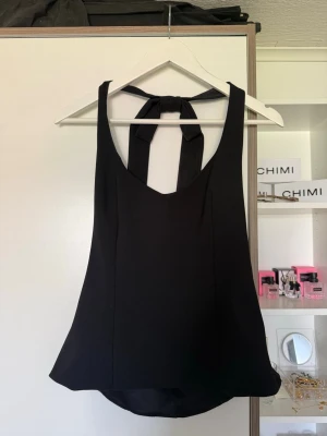Zara topp - Svart Zara topp i storlek L, aldrig använd men har tyvärr inte prislapp👍🏼🙌🏼