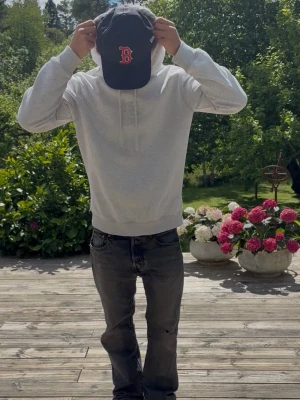 Ljusgrå Calvin Klein hoodie - Cool och snygg ljusgrå hoodie från Calvin klein, köptes ny i New York för ca 1600kr. Säljer den nu för endast 549kr. Väldigt fint skick! Skriv vid frågor
