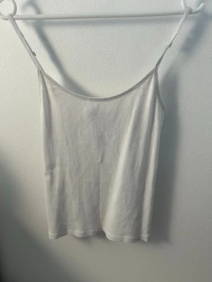 Vit Zara topp - Somrig vit Zara topp, är stretchig och banden kan justeras!