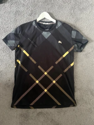 Burberry tshirt - Svart burberry t shirt, skick 10/10 storlek S