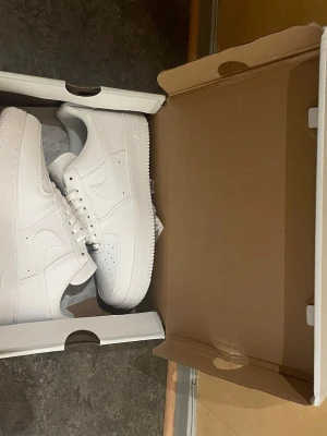 Air force 1 - Ett helt nya air force ones som inte passar mig som har suttit i mitt rum i cirka tre månader och jag vill bli av med de så snabbt som möjligt.