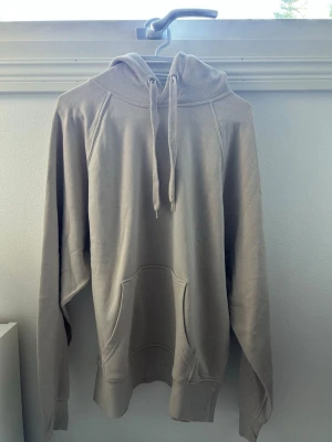 Beige H&M hoodie - Beige H&M hoodie med snören och luva, på storleken står det XXS, jag är S och den är lite oversized. Är du M/L har hoodin en bättre och tightare passform 