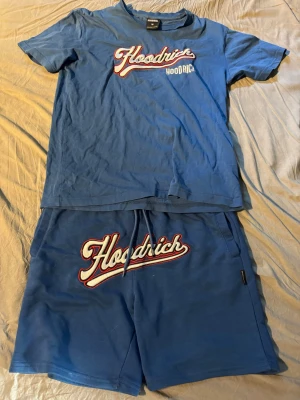 Hoodrich set shorts och T-shirt - Hoodrich set med både shorts och t-shirt. Kan finnas katthår på tröjan men tvättar den innan jag skickar iväg den. Skriv om man har funderingar osv.