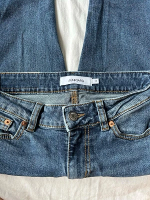Bootcut lowwaist jeans - Snygga blå jeans från junkyard utan defekter! Bootcut och lowwaist💓 Nypris 500-600kr. Använd fåtal gånger🙌
