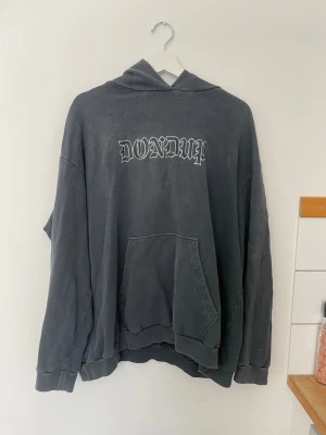Dondup Hoodie - Snygg svart/grå hoodie från Dondup i storlek M. Skriv vid intresse, priset går att diskuteras vid snabb affär! 