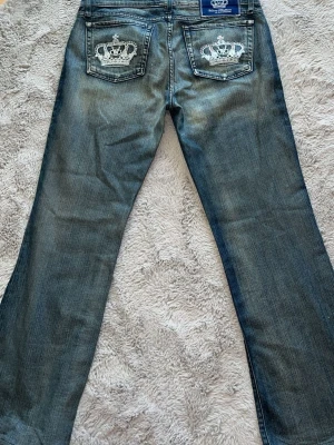 Victoria Beckham X rock & republic jeans  - Säljer ett par blåa jeans från Victoria Beckham rock revival, dessa jeans är köpte på depop men tyvärr passade de inte! Aldrig använt och i väldigt bra skick!  Midjestorlek W31 och längd 32