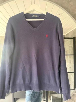 Mörkblå stickad tröja Polo Ralph Lauren - Mörkblå stickad tröja från Polo Ralph Lauren skick 6/10 pågrund av att den är urtvätad inga defekter alls! Nypris ligger på 1199 mitt pris endast 179! Skriv vid fundering eller frågor svarar alltid, pris går tt diskutera/mvh William