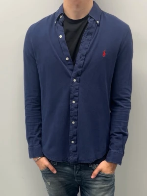 Ralph lauren skjorta - Ralph Lauren skjorta (Featherweight mesh) i fint skick utan defekter. Storlek M Modellen är 185 cm och väger ca 75 kg och den sitter bra. Skickas oftast samma eller nästa dag🚚📦