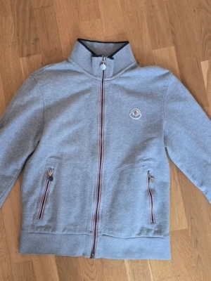 Grå zip hoodie från Moncler M/S - Mycket gott skock. Orginal tröja från moncler i storlek M passar S bättre