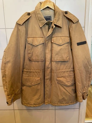 Vintage Marc’O Polo jacka - Säljer en beige Marc’O Polo jacka med en dun insida😁.        Strl:M.        Pris:199kr.         Skriv vid minsta fundering🤩