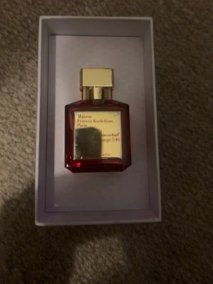  Baccarat Rouge 540 - Lyxig parfym från Maison Francis Kurkdjian, Baccarat Rouge 540. Flaskan är djup röd med guldfärgat lock och etikett. Kommer i originalförpackning med elegant design. Extrait de parfum för en exklusiv doftupplevelse. Fick den som present ifrån NK (4200kr). Har inte kommit till 