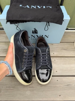 Lanvin  - Lanvin dbb1 patent cap toe i marinblå | storlek 6 eu40 men passar 41-42 innermått 27cm | äkta | väldigt bra skick | endast skor ingår | pris går att diskutera vid snabb och enkel affär |