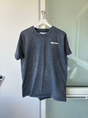 Pica Pica Tshirt - Använd en gång men tyvärr finns det ett litet hål på ena axeln där butiken valde att sätta prislappen….