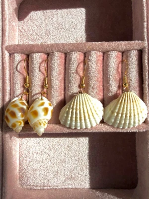 2 Olika Handgjorda Örhängen med Äkta Snäckor - Handgjorda örhängen i platerad guld och 925 sterling silver + Äkta snäckor✨ Vattentåliga och allergivänliga!🌊🫶🏼 Skriv 1-2 vilken du vill ha💛