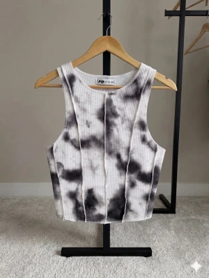 Ribbad tie-dye linnetopp FB Sister - Säljer en ribbad linnetopp från FB Sister i svartvitt tie-dye mönster. Toppen är i mycket bra skick. Storlek XS