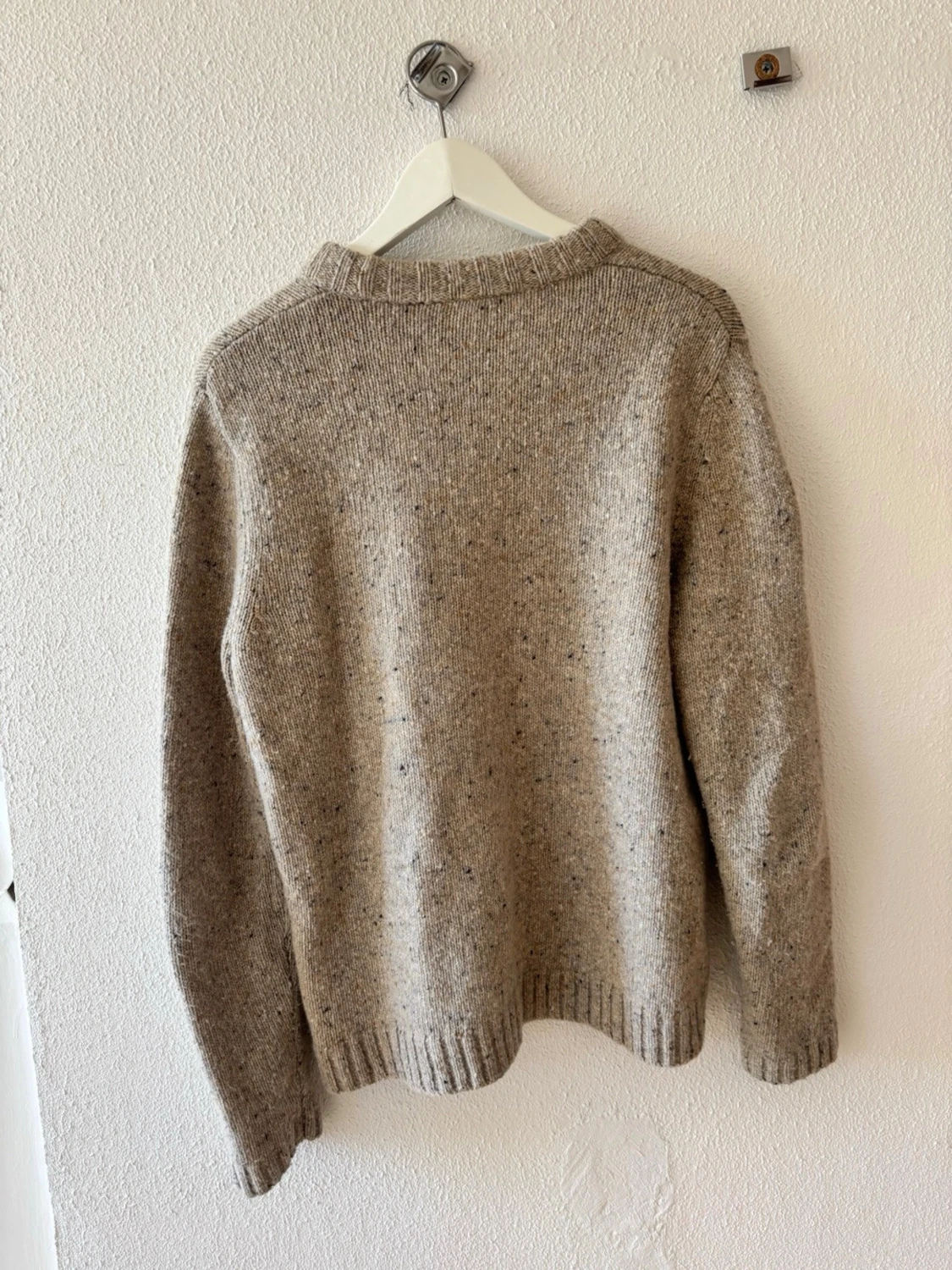 Beige stickad tröja med rund hals från arket  - 1