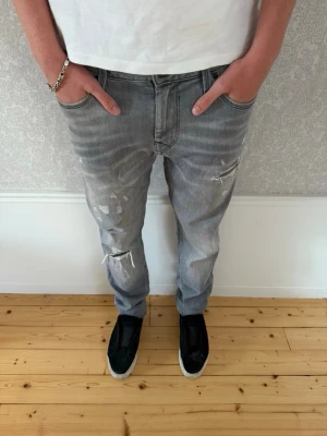Jack & jones jeans  - Snygga jack & jones jeans! - Storlek W32 L32 - Skick 8/10 - liten fläck på benet som jag är ganska säker går bort me lite vanish - hör av dig vid minsta fundering!